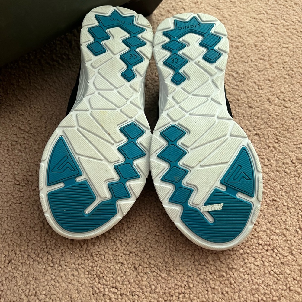 Vionic slip on tennis shoe
